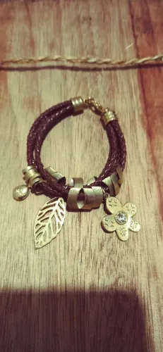 Pulseira Feminina em couro, com pingentes Dourados linda!!!!!