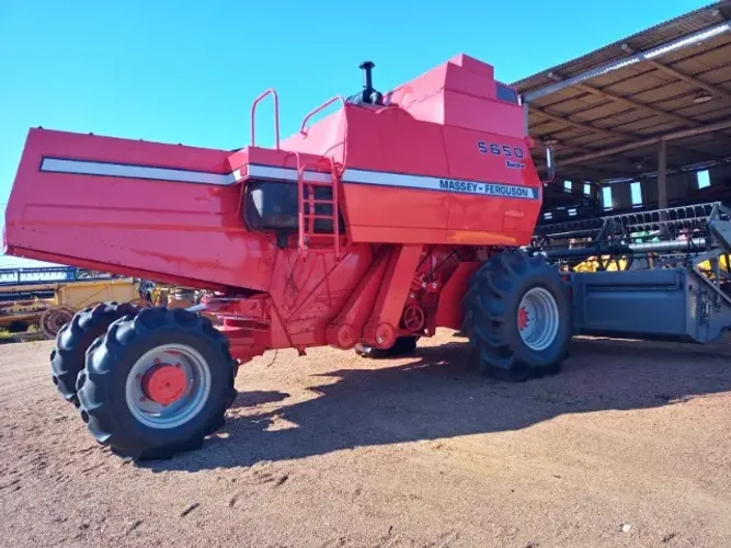 Colheitadeira Massey 5650 tracionada