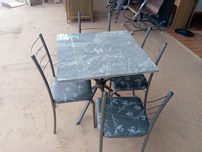 Mesa 4 cadeiras nova