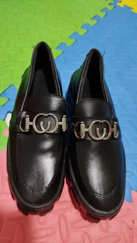 Sapatos de Couro Pretos com Detalhe em Metal