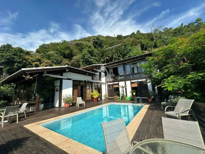 Casa no Itanhangá: 4 Quartos, 3 Suítes, Lazer Privativo e Energia Solar