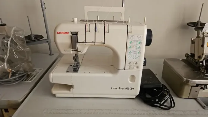 Máquina de costura portatil Janone CoverPro1000 CPX Ótimo Estado