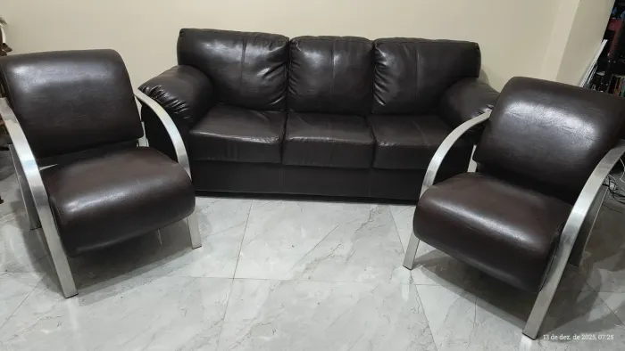 Sofá de 3 lugares e poltronas