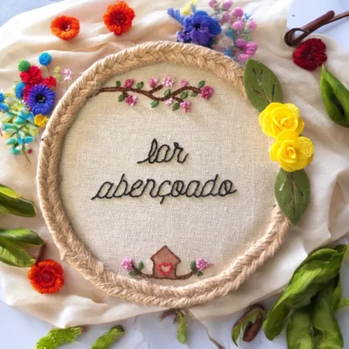 Quadro decorativo bordado a mão presente lembrancinha enfeite 16cm