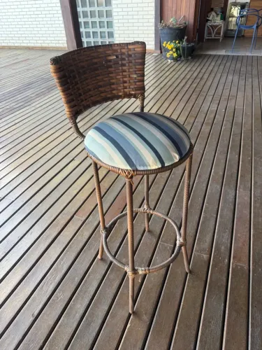 Banqueta de metal com assento estofado