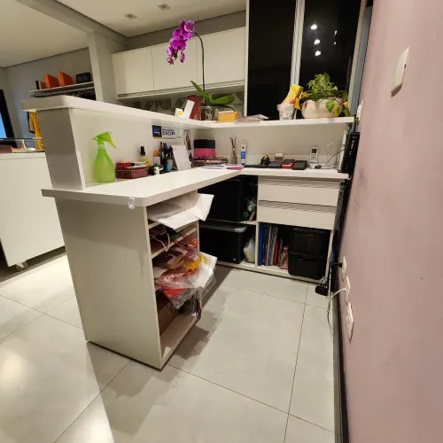 Balcão comercial branco em L