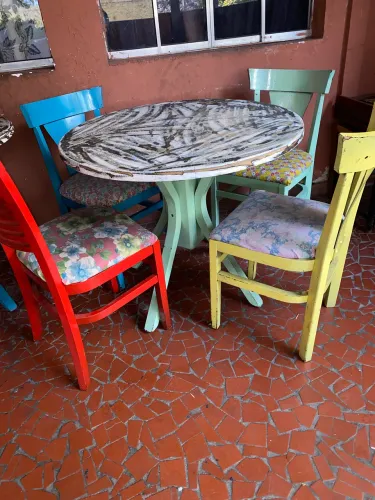 Jogo de mesa c/ 04 cadeiras