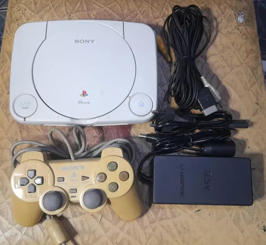 Playstation one completo com 5 jogos brinde