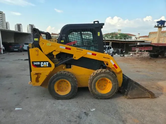 MINI CARREGADEIRA 2015 BOBCAT CAT 242D - PRONTA PARA TRABALHAR! CATERPILER