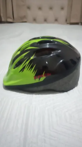 Capacete de bicicleta verde