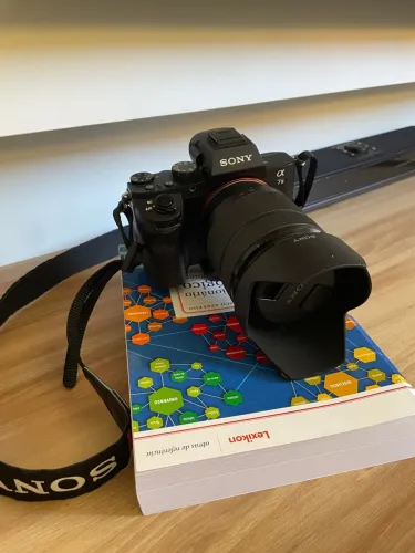 Camera Sony Alpha A7II com lente 28-70mm, estado EXTRA