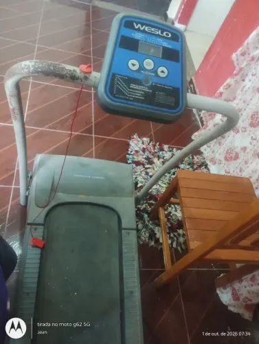 Vendo esteira de caminhar com defeito