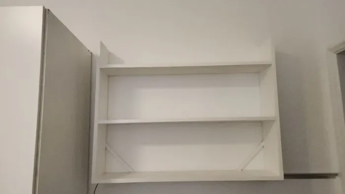 movel de parede com prateleiras em mdf com marcas de uso