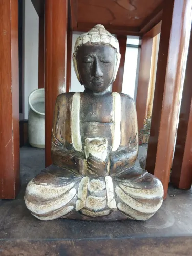Escultura Buda entalhada em Madeira