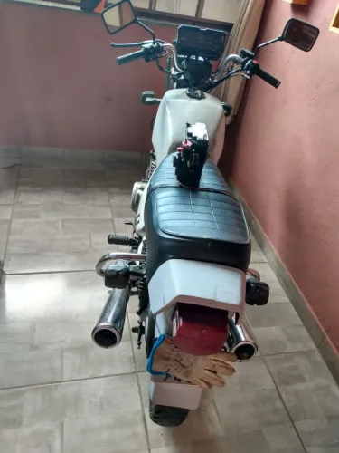 Vendo um CB 400, ano 1981