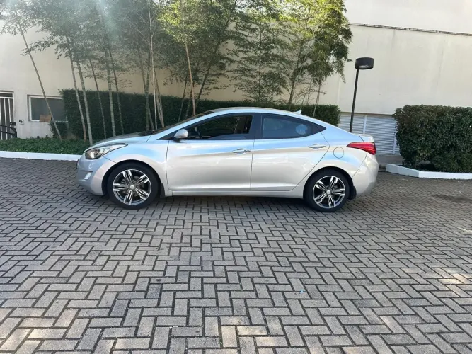 Hyundai Elantra GLS 1.8 16V Aut. 2013