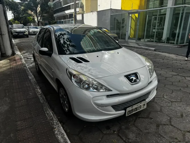 Peugeot 207 Sedan Passion XR 1.4 Flex 8V 4P 2013