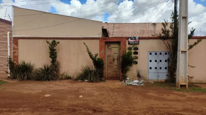 Kitnet no bairro São Conrado, composta por dois cômodos, banheiro, lavanderia e varanda.