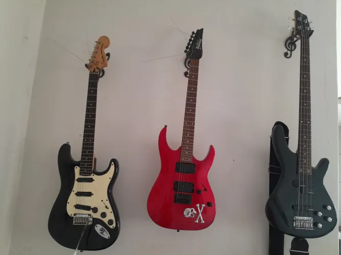 contrabaixo, guitarras