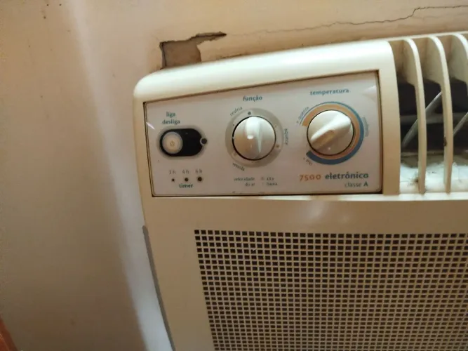 Ar condicionado de janela Consul 7500btus,quente e frio,com controle e grade de proteção.