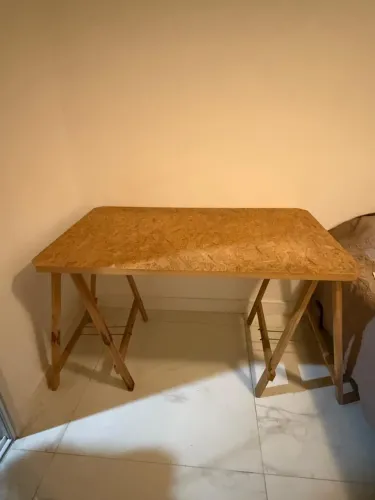 Mesa de madeira estilo cavalete - resistente e funcional