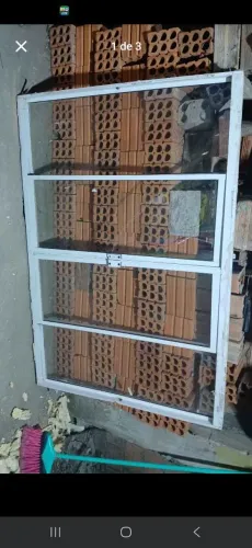 Vendo duas janelas uma de 1.50×1.20 aluminio apenas com um trincado como mostra na foto 