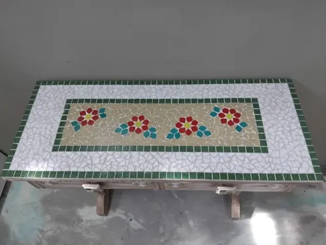 APARADOR RETRÔ ACABAMENTO EM MOSAICO 