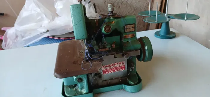 Máquina de costura overlock