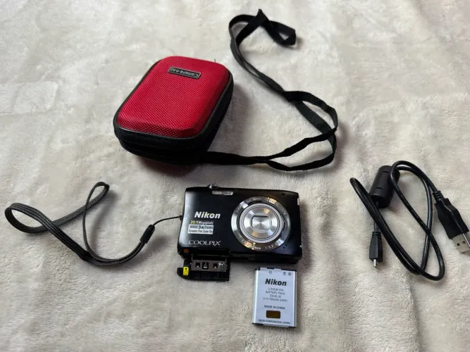 Camera Digital Nikon 20.1 Megapixels Coolpix 5xzoom