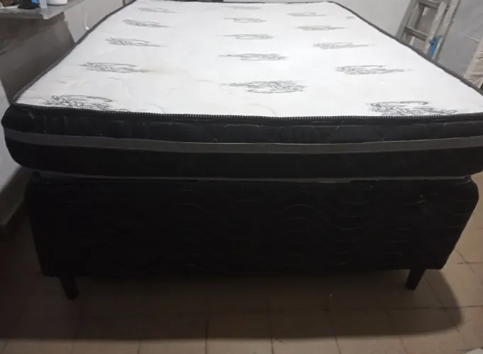 Cama box de casal: base + colchão em boas condições