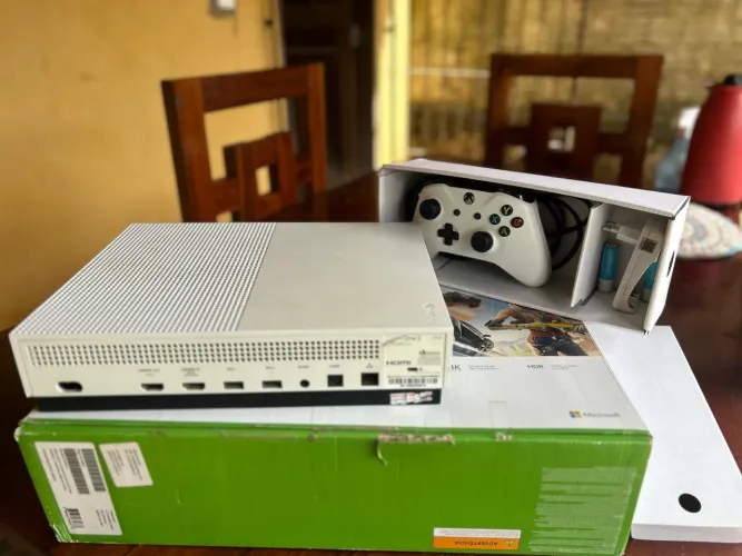 XBOX ONE S 1TB COM 1 CONTROLE E CAIXA ORIGINAL
