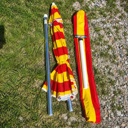 Guarda-sol listrado vermelho e amarelo à venda!