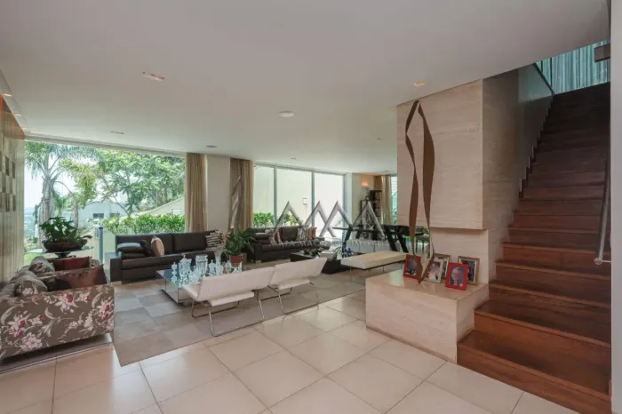 Casa à Venda no Condomínio Vila Castela com 4 Suítes - 520m²