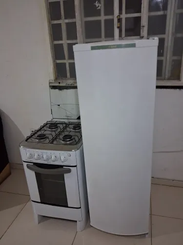 Geladeira + fogão, usados mas funcionam. Entrego.