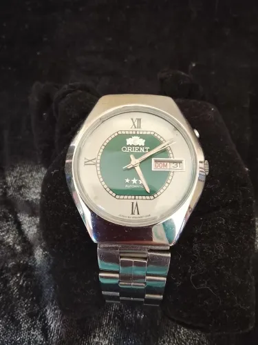 Orient masculino fundo verde números romanos