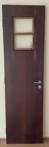 Porta de Imbuia interna com janela. Acompanha batentes e fechadura
