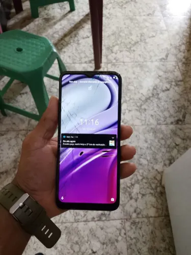 Vende-se celular com carcaça quebrada 