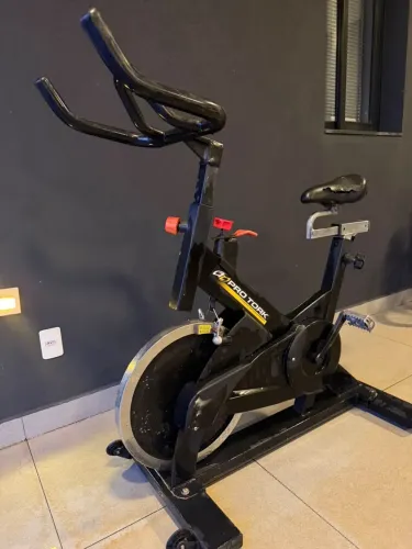 Bicicleta ergométrica academia