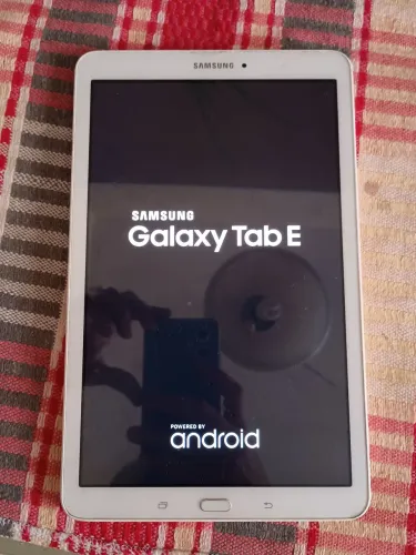 Vendo TABLET SAMSUNG TAB E com cartão de memória 16GB