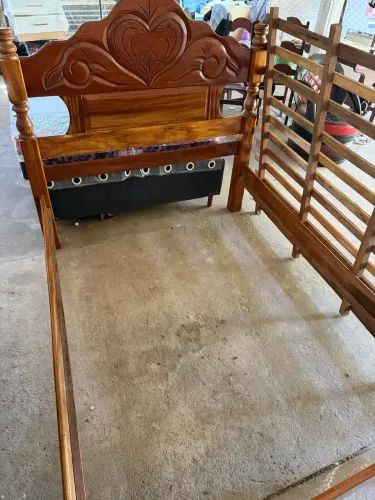 Cama casal de madeira com colchão