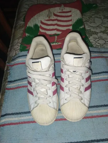 Vendo um sapato Adidas número 35 36ou 36 37 no Brasil