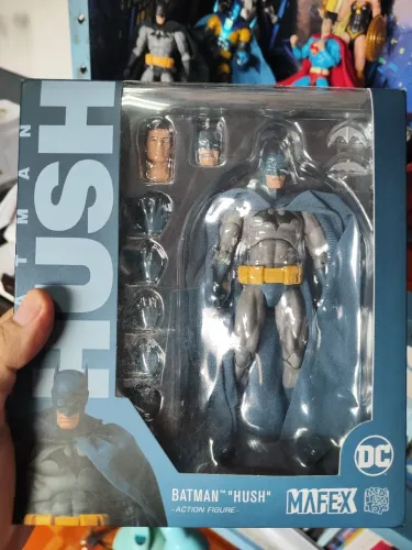 Batman Hush Mafex azul, original, completo, sem detalhes.