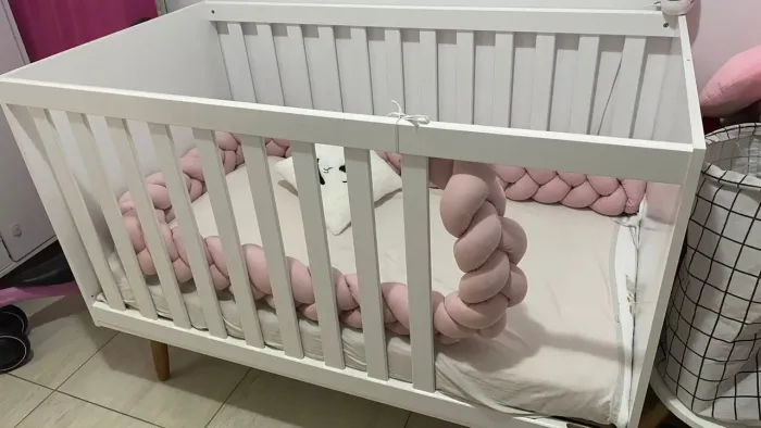 Berço branco em MDF, Berço tem 3 níveis de altura! Semi novo!
