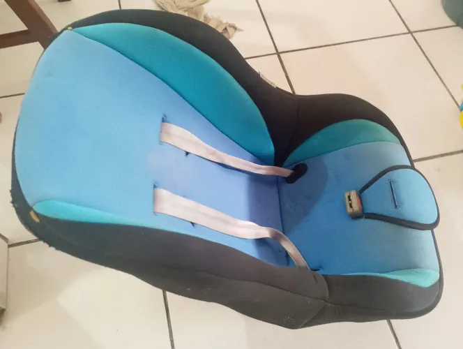 Cadeirinha para carro faltando fivela do cinto