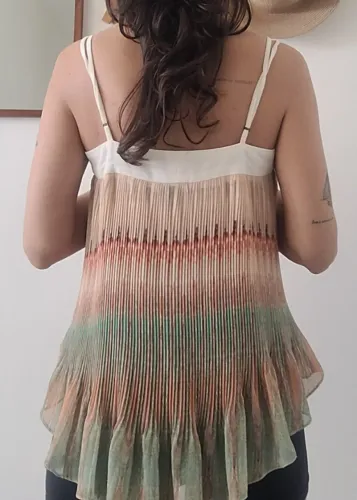 Blusa Farm modelo mullet, plissada com alças finas. Tamanho: P