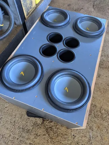 Pouco tempo de uso 10polegada 1800wrms 4+4bobina dupla