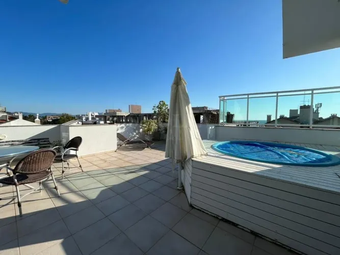 Maravilhosa cobertura com vista parcial do mar em CANASVIEIRAS