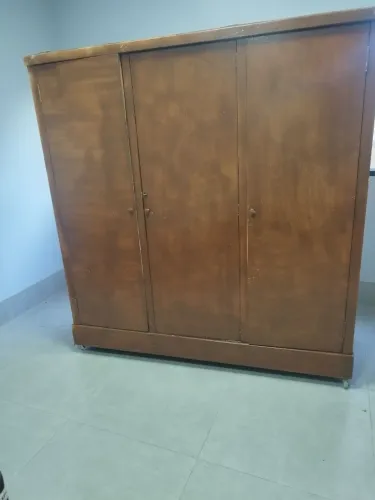 Guarda roupas em compensado de madeira