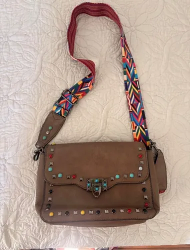 Bolsa marrom alça colorida