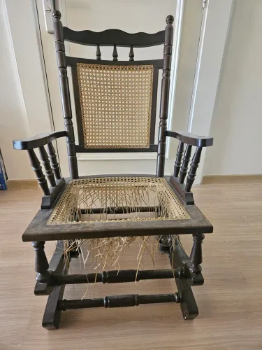 Cadeira de balanço antiga muito abaixo do valor por necessidade de reparos